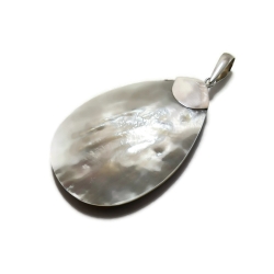 Elegancki wisiorek z masą perłową