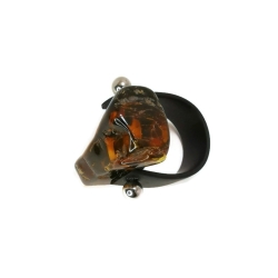 Pierścionek z bryłką bursztynu