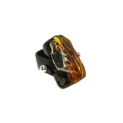 Pierścionek z bryłką bursztynu