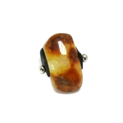 Pierścionek z bryłką bursztynu