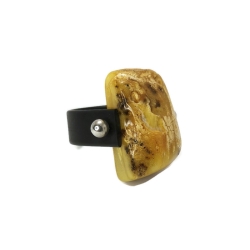 Pierścionek z bryłką bursztynu