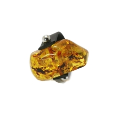 Pierścionek z bryłką bursztynu