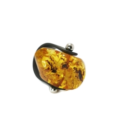 Pierścionek z bryłką bursztynu