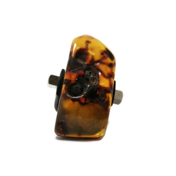 Pierścionek z bryłką bursztynu