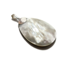 Elegancki wisiorek z masą perłową