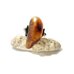 Pierścionek z bryłką bursztynu