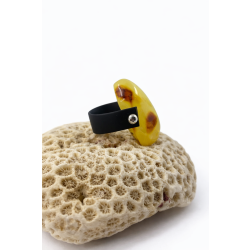 Regulowany pierścionek z bryłką bursztynu