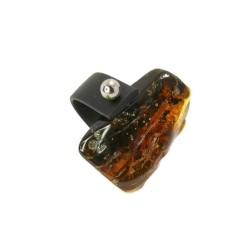 Pierścionek z bryłką bursztynu