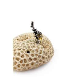 Srebrna broszka z elementem bursztynu