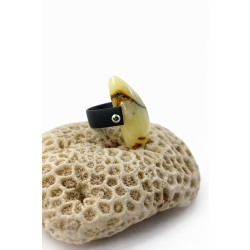 Regulowany pierścionek z bryłką bursztynu