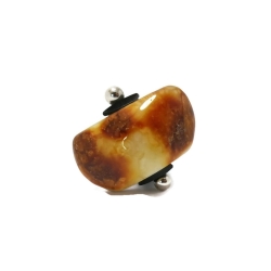 Pierścionek z bryłką bursztynu