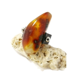 Pierścionek z bryłką bursztynu