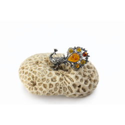 Srebrna broszka z elementami bursztynu naturalnego