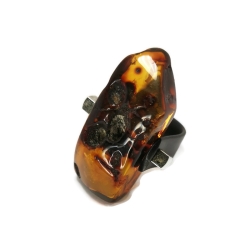 Pierścionek z bryłką bursztynu