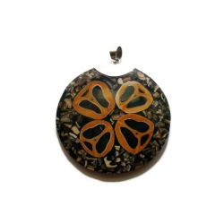 Okrągły wisior z muszlą