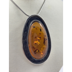 Wisiorek z naturalnym bursztynem