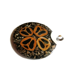 Okrągły wisior z muszlą