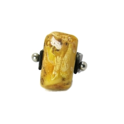 Pierścionek z bryłką bursztynu