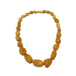 Naszyjnik z żółtymi bryłkami bursztynu