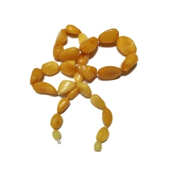 Naszyjnik z żółtymi bryłkami bursztynu