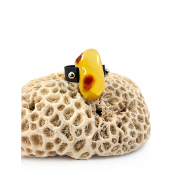 Regulowany pierścionek z bryłką bursztynu