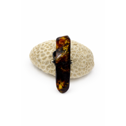 Pierścionek z bryłką bursztynu