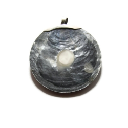 Okrągły wisior - muszla