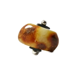 Pierścionek z bryłką bursztynu