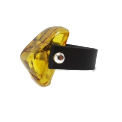 Pierścionek z bryłką bursztynu