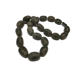 Korale z czarnego matowego bursztynu