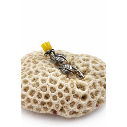 Srebrna broszka w kształcie róży z elementami bursztynu